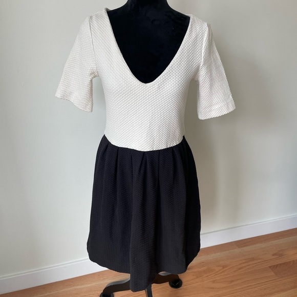 Ganni White Black Color Block Textured V-Neck Short Sleeve Twist Refresh Dress M - Picture 1 of 9
